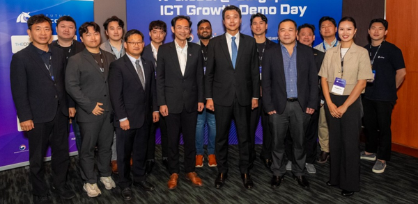 앞줄 왼쪽 세 번째부터 NIPA 허성욱 원장, HTX 콜린 탄 부원장, 주싱가포르 대한민국 대사관 홍진욱 대사, 플러그앤플레이 주프 탄 APAC 대표 및 ICT 그로스 참여 기업들.