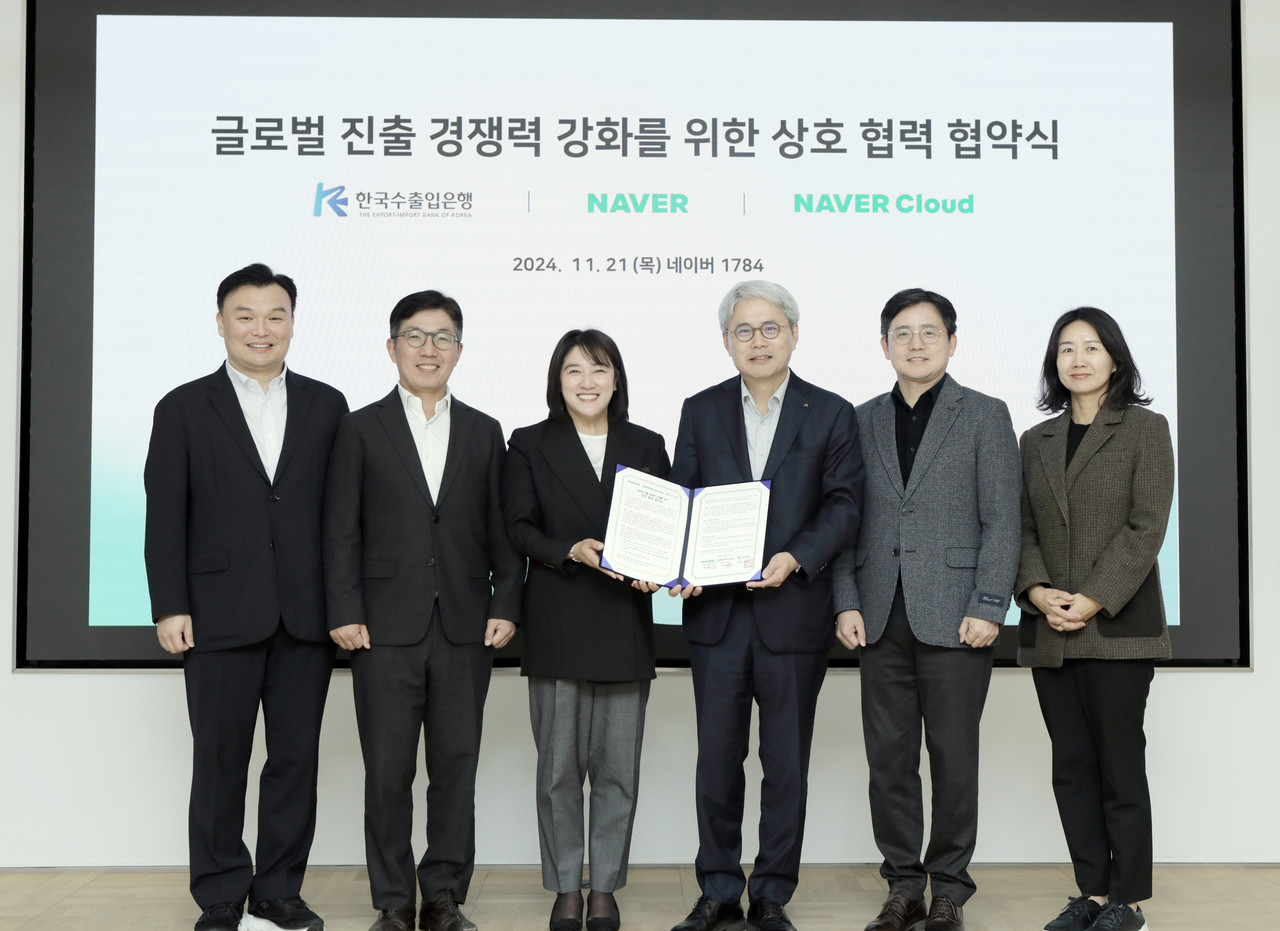 (왼쪽부터) 네이버랩스 석상옥 대표, 네이버클라우드 김유원 대표, 네이버 채선주 대외/ESG 정책 대표, 윤희성 한국수출입은행장, 심재선 인프라금융부장, 구자영 비서실장 (사진=네이버)