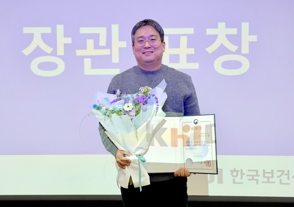 GIST 의생명공학과 오창명 교수(고령친화산업지원센터장)가  보건복지부 장관 표창을 받고 기념사진을 촬영하는 모습.