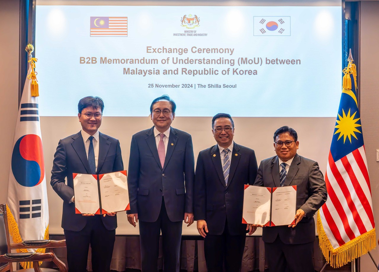 (왼쪽부터) SDT 윤지원 대표, 대한민국 산업통상자원부 정인교 통상교섭본부장, 말레이시아 과학기술혁신부(MOSTI) 창리강(Chang Lih Kang) 장관, 말레이시아 MIMOS 사트슈크리엠봉(Saat Shukri Embong) CEO