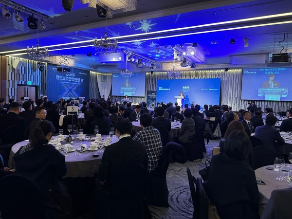 2024 정보보호산업인의 밤 행사에서 한국정보보호산업협회 조영철 회장이 개회사를 전하고 있다. (사진=나호정 기자)