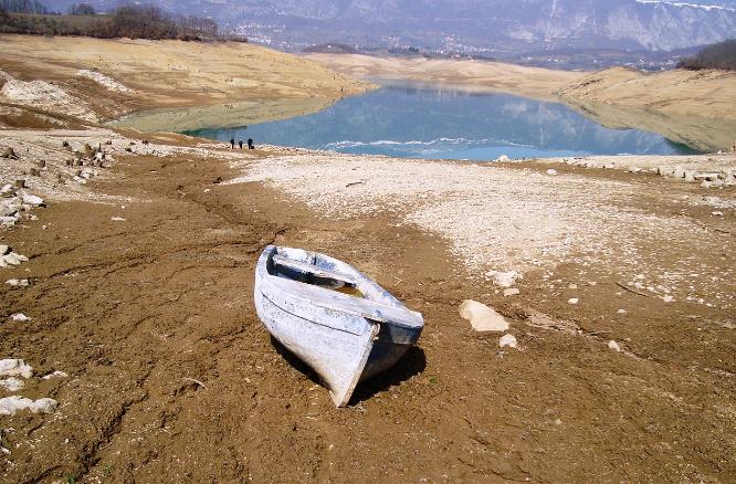 바닥을 드러내고 있는 호수. 사진=픽사베이