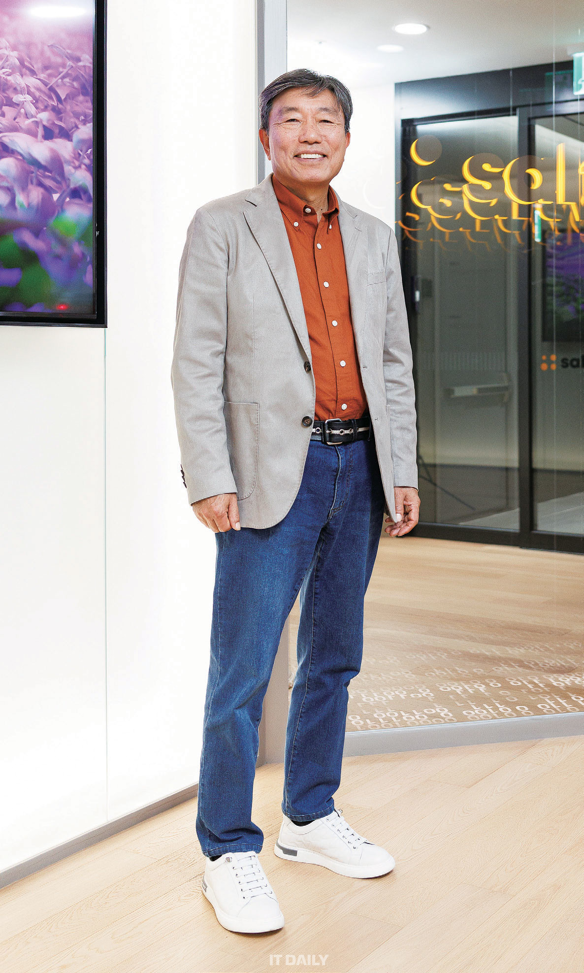 “MZ 세대 중심으로 기업문화 확 바꾼다” 이정근 대표이사는 청바지에 재킷, 운동화 차림으로 출근한다고 한다. MZ 세대에 맞추기 위해 본인부터 바꿨다고 한다. 과감하게 변신을 추구하는 그런 대표이사의 의지에 솔트웨어의 MZ 세대들은 응원의 미소를 보내고 있다고 한다.