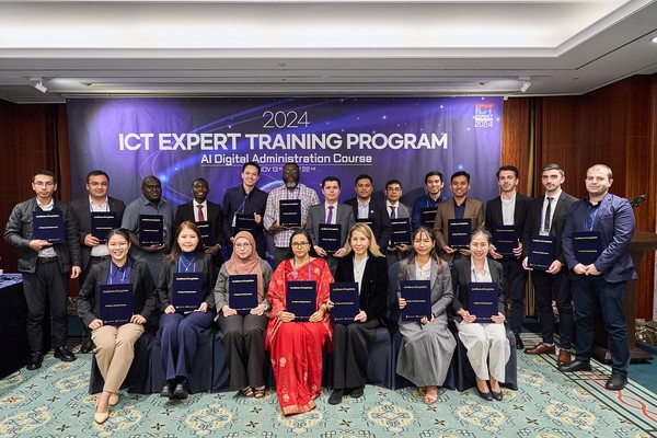 2024년 7차 AI디지털행정과정 연수생 수료 모습.