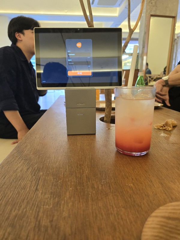 압구정동 브런치 까페 매장에 적용된 먼키 테이블오더