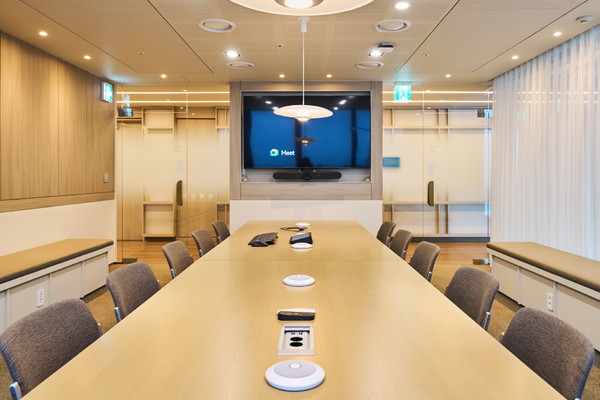 클로버추얼패션 회의실 내 설치된 로지텍의 스마트 워크플레이스 솔루션