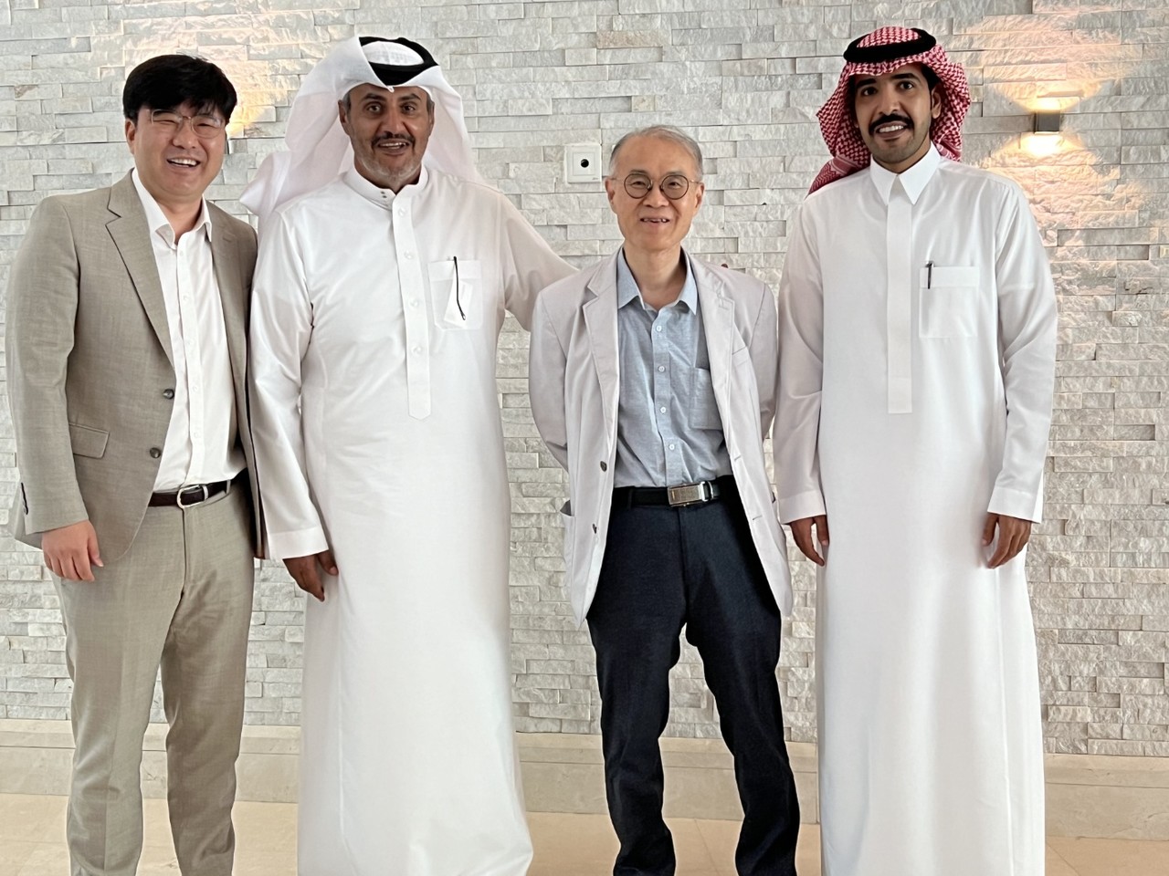 노르마와 사우디 IT 기업 ‘라이트 비전 IT’가 양자 컴퓨터 수출 계약 체결 후 기념 사진 촬영을 하고 있다.