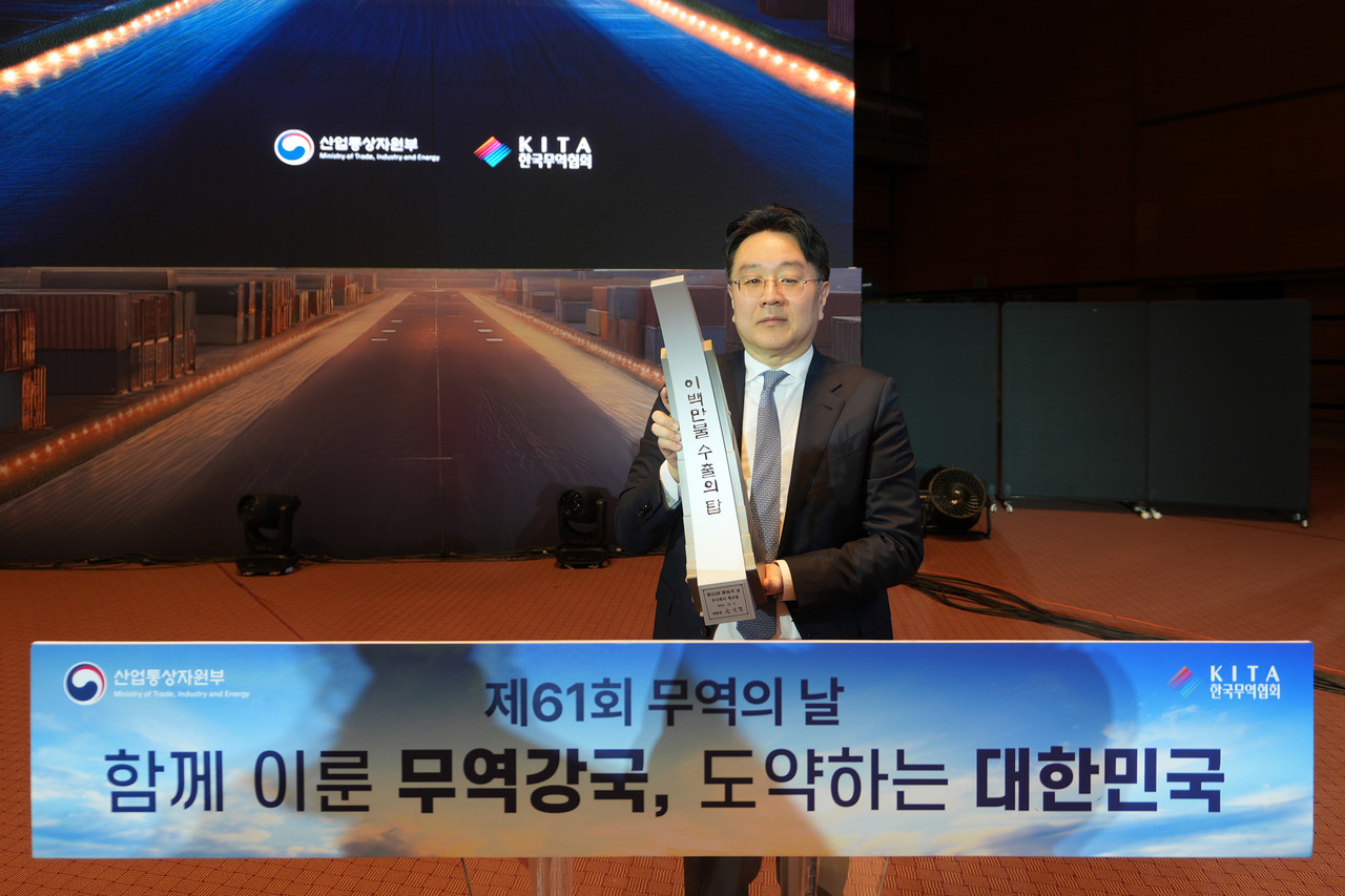 체크멀 김정훈 대표가 2백만불 수출의 탑을 들어보이고 있다.