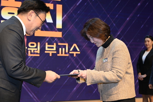 시상식 사진 (왼쪽부터) 유상임 과기정통부 장관, 신현진 GIST 교수.