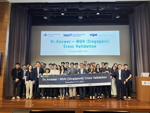 닥터앤서2.0 – 싱가포르 NUH 교차검증 선포식 사진. (앞줄 중앙 왼쪽부터 분당서울대병원 이호영 교수, 싱가포르 NUH Dr. 제임스 리)