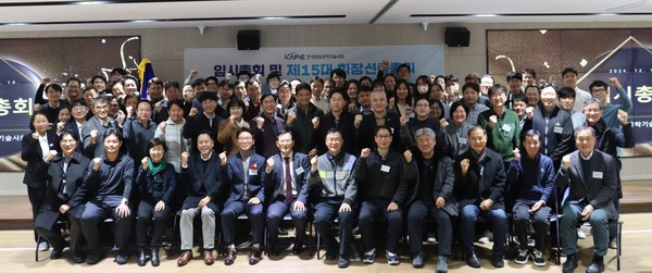 총회에 참석한 기술사들이 기념사진을 찍고 있다. 왼쪽 4번째가 신임회장 김유석 기술사, 5번째는 현 김광국 회장.