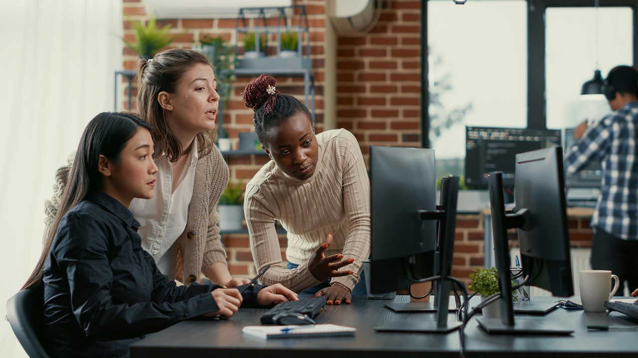 생성형 AI는 기업에 기회도 제공하지만 동시에 과제도 제시한다. 사진=세계지식포럼 via 로이터