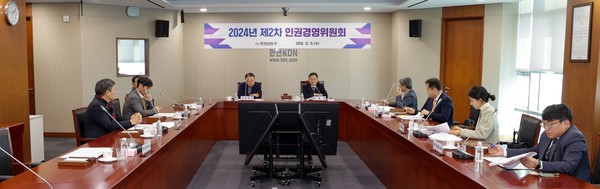 한전KDN, 2024년 제2차 인권경영위원회 진행 모습.