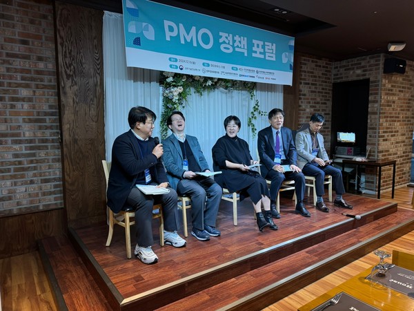 PMO 정책포럼에서는 기조강연 이외에도 숭실대 신용태 교수(왼쪽)가 좌장을 맡아 현안에 관한 토론이 진행됐다. (사진=나호정 기자)