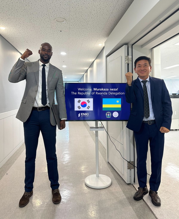 르완다 사절단 베트란드 응덴게잉고마 단장(왼쪽), 엔키화이트햇 이성권 대표