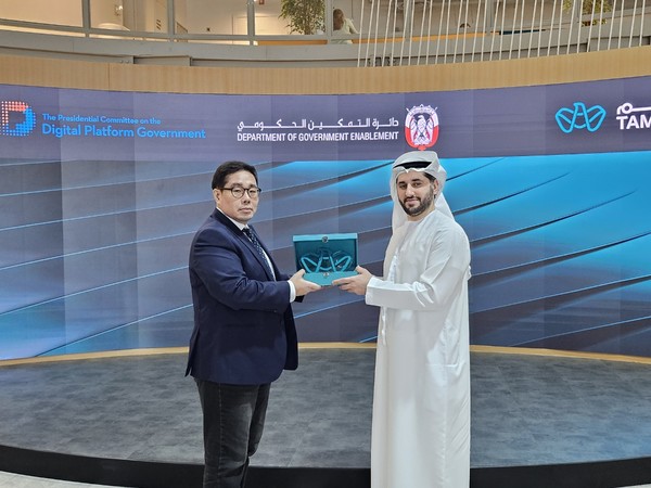 디지털플랫폼정부위원회 이승현 플랫폼데이터혁신국장은 아랍에미리트(UAE) 아부다비 방문 중, 아부다비 정부역량강화부 모하메드 알 아스카 차관을 만나 우리나라 디지털플랫폼정부 정책방향을 소개하고, 인공지능(AI)을 활용한 대국민 서비스 향상과 양국 기업 간 협력방안을 논의했다.