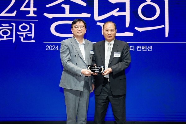 KOSA 조준희 회장(왼쪽), 김범수 전 KOSA 회장