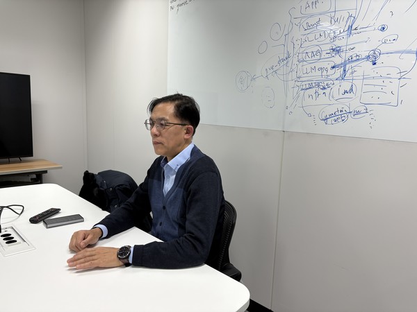  교보DTS 이덕재 신기술사업본부장은 “현재의 생성형 AI 관련 기술과 서비스는 국내에 클라우드 서비스가 처음 소개되던 때와 모습이 유사하다. 기업 비즈니스 환경에 미치는 영향이 서서히 늘면서 마치 클라우드가 당연한 기술 요소로 인식되고 있다는 점과 같은 양상이다. 또한 단순한 퍼블릭 클라우드가 아닌 멀티·하이브리드 클라우드로 고도화되는 것처럼 생성형 AI도 멀티·하이브리드 형태로 구축되고 있다. 향후 진화 과정과 영향도 측면에서의 차이점이 있겠지만 클라우드 고도화 방향과 궤를 같이할 것으로 예상되고 있다”고 설명했다.