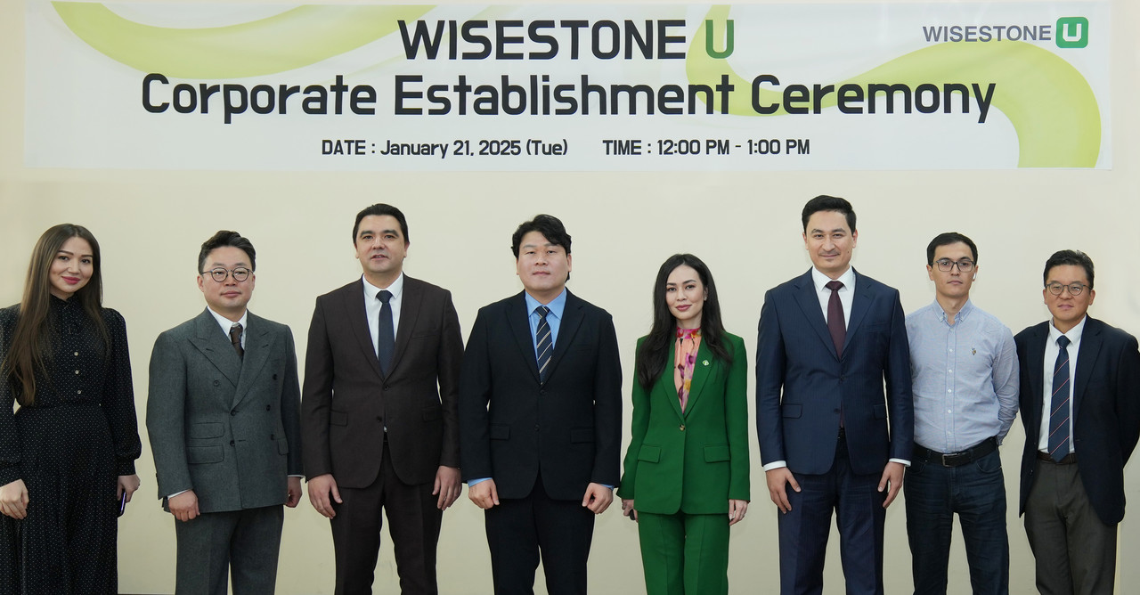 (왼쪽 두 번째부터) 와이즈스톤 이영석 대표, 우즈베키스탄 디지털 기술부 아지즈 아타베코프 인공지능센터 국장, 와이즈스톤U 김인석 CEO를 비롯한 관계자들이 와이즈스톤U 설립을 기념하고 있다. (사진=와이즈스톤)