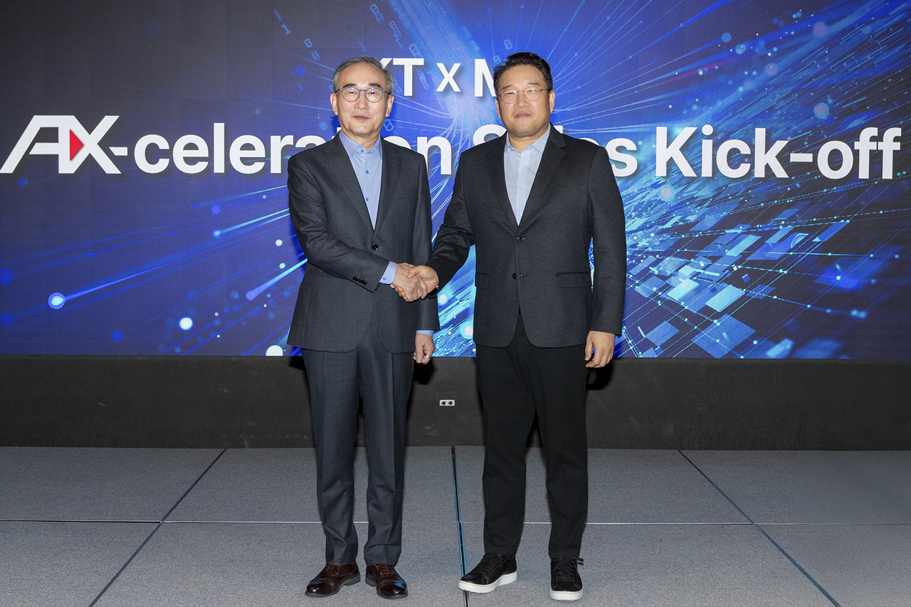 KT 김영섭 대표(왼쪽)와 한국MS 조원우 대표가 양사 사업 전략 워크숍에서 기념촬영을 하고 있다. (사진=KT)