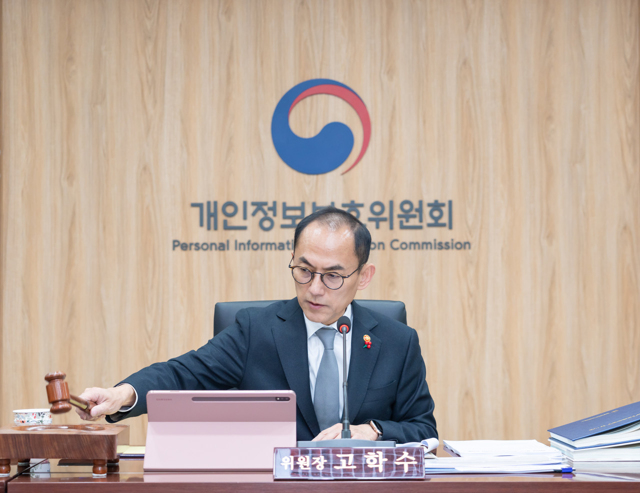개인정보보호위원회 고학수 위원장이 지난 22일 열린 제2회 전체 회의에서 카카오페이에 과징금 59억 6,800만 원, 애플에 과징금 24억 500만 원과 과태료 220만 원을 각각 부과했다. (사진=개인정보보호위원회)