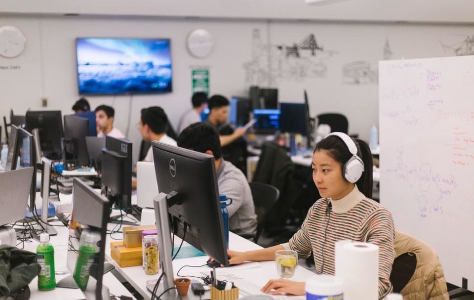 하이브 연구원들이 회사 솔루션을 실행하고 있다. 사진=하이브