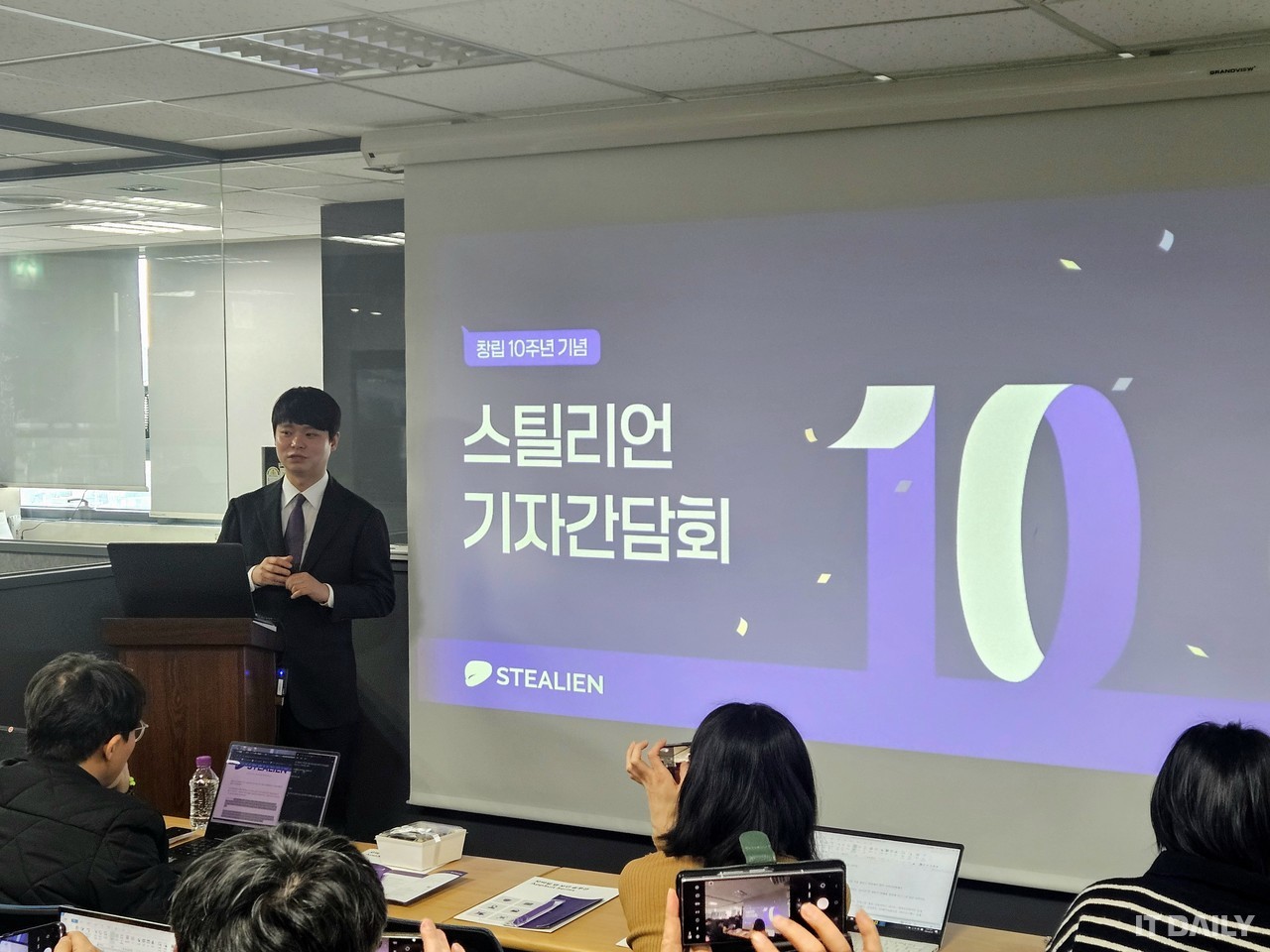 스틸리언 박찬암 대표가 창립 10주년 기자 간담회에서 향후 사업 전략에 대해 발표하고 있다.