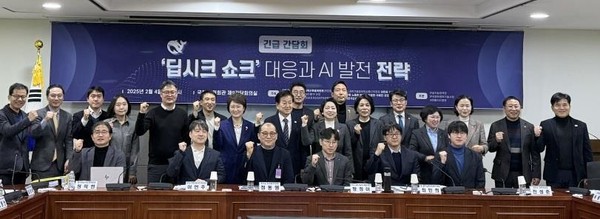 한국정보공학기술사회는 ‘딥시크 쇼크’대응과 AI 발전 전략 구축을 위한 간담회를 주관했다. 왼쪽 뒷열 4번째 윤혜영 한국정보공학기술사회 기술사, 왼쪽 5번째 김충일 한국정보공학기술사회 기술사.