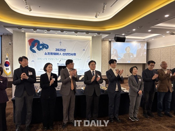 (왼쪽부터) 국회 과방위 이훈기 위원, 이해민 위원, KOSA 조준희 회장, 과기정통부 유상임 장관, 국회 과방위 박충권 위원, 황정아 위원, 상용SW협회 조광헌 회장 