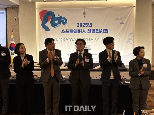 (왼쪽부터) 과방위 이해민 위원, KOSA 조준희 회장, 과기정통부 유상임 장관, 과방위 박충권 위원, 황정아 위원 