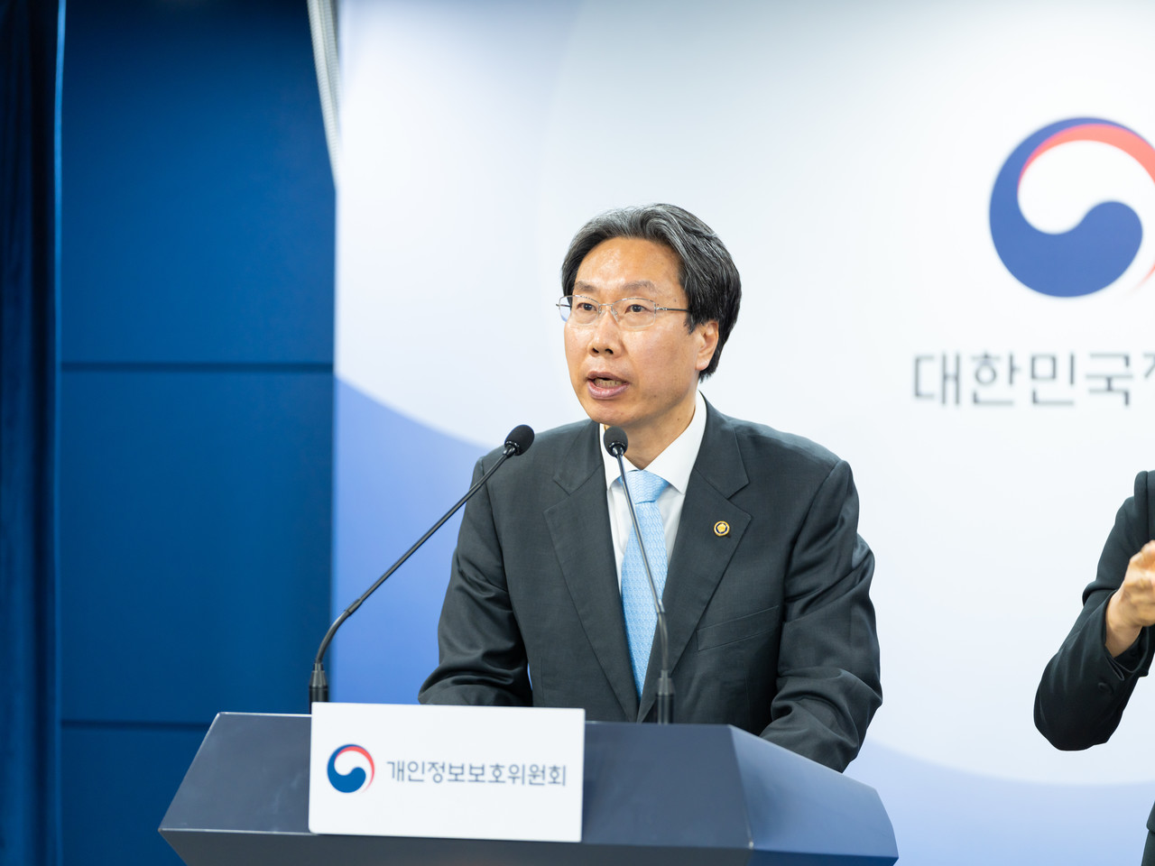 개인정보보호위원회 최장혁 부위원장이 17일 서울 종로구 정부서울청사에서 딥시크 진행 상황 관련 브리핑을 하고 있다. (사진=개인정보보호위원회)