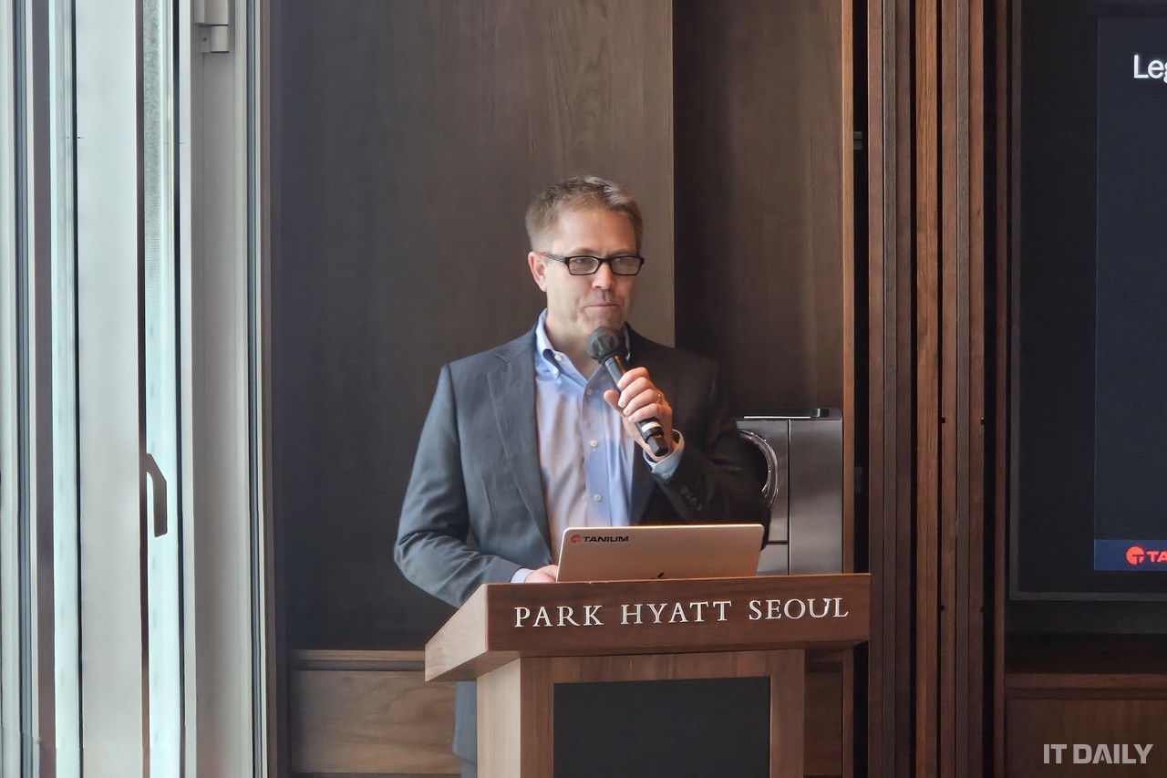 태니엄 롭 젠크스 기업 전략 담당 수석 부사장이 18일 서울 삼성동 파크 하얏트 서울에서 열린 기자 간담회에서 자사 AEM 플랫폼을 통한 제조 업체 보안 강화 방안에 대해 발표하고 있다.