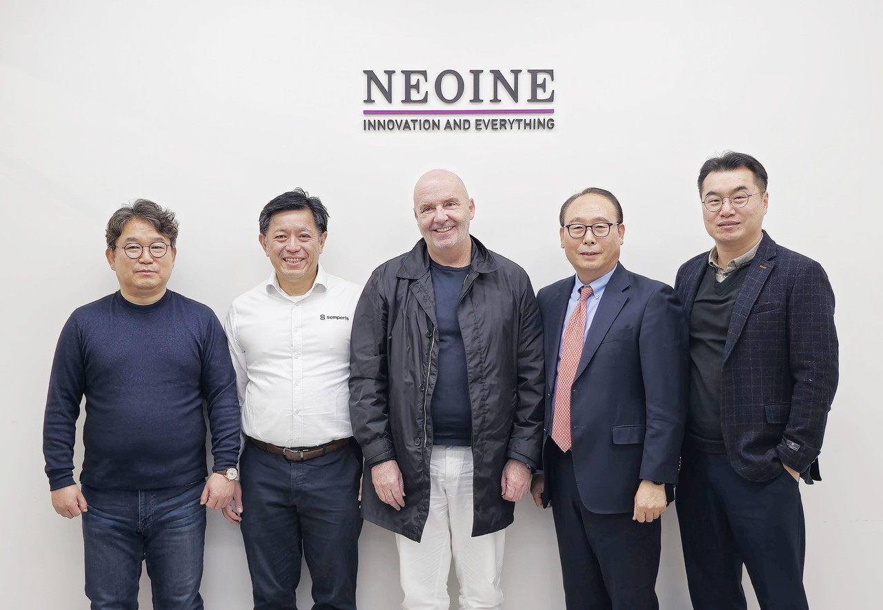 네오아이앤이 본사에서 한국 시장 확대 전략 발표 후 셈페리스 APJ 총괄 제리 실라스(Gerry Sillars) 대표(왼쪽에서 세 번째)와 굿모닝아이텍 윤영한 부사장(왼쪽에서 네 번째) 등 양사 관계자들이 기념 촬영을 하고 있다. (사진=굿모닝아이텍)