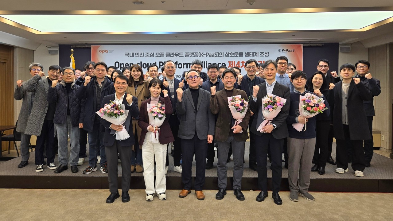 OPA 제4차 정기총회에서 김홍진 의장(가운데)과 참석자들이 단체사진을 촬영하고 있다. (사진=OPA)