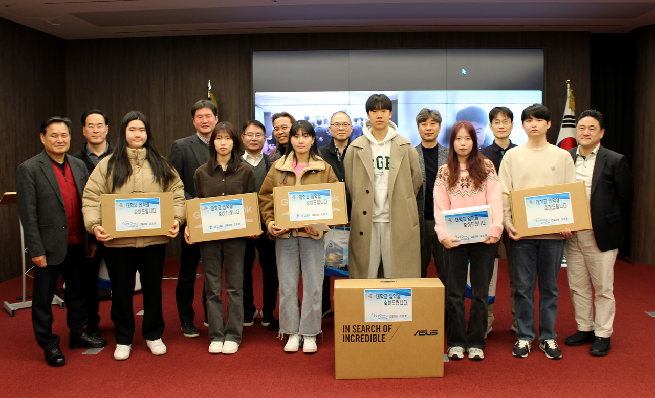 시스원이 임직원 대학 입학 자녀에게 최신 IT 장비를 선물하는 행사를 진행했다. (사진=시스원)