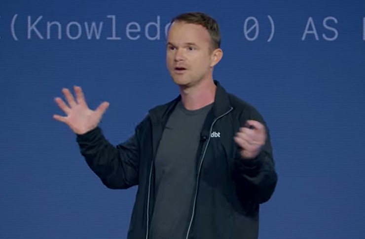 2024년 데이터 컨퍼런스에서 키노트 발표하고 있는 트리스탄 핸디 CEO. 사진=Dbt랩스