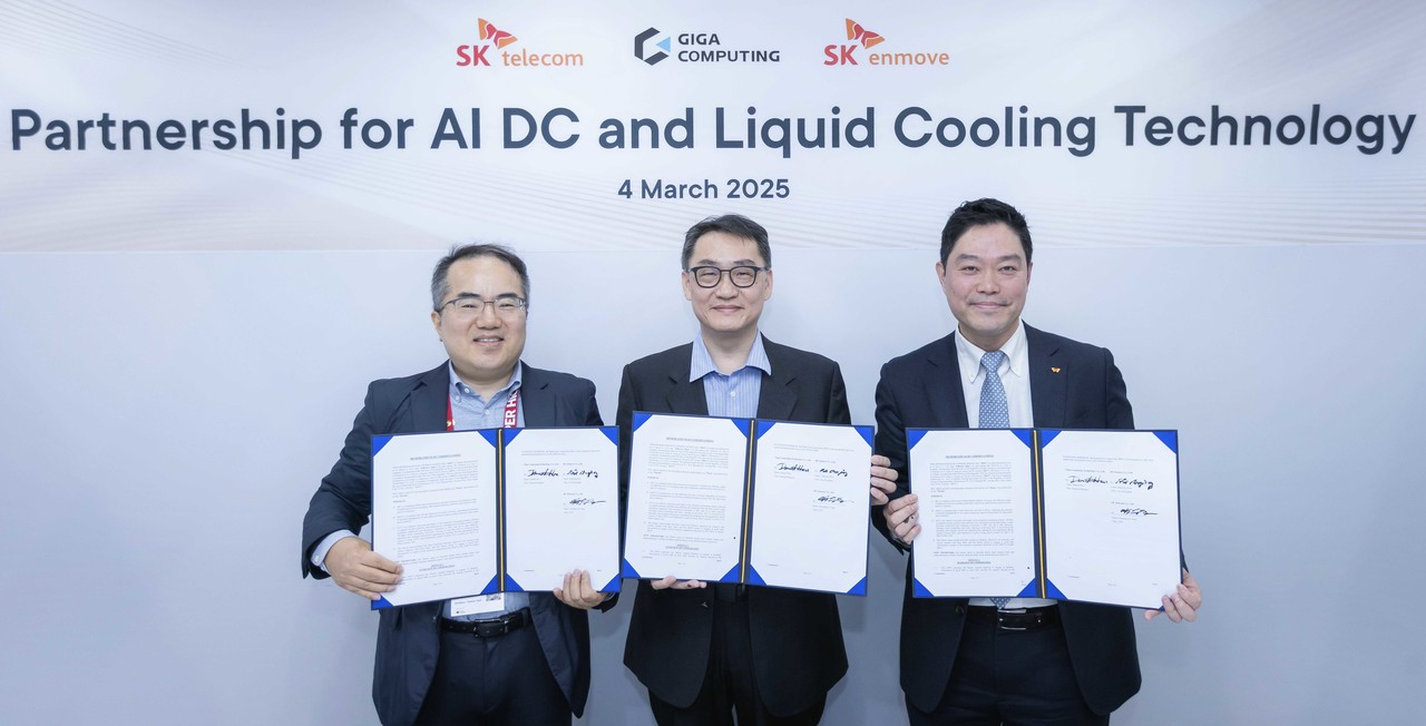 ​왼쪽부터 양승현 SK AI R&D센터장, 다니엘 후 기가 컴퓨팅 사장, 김대중 SK엔무브 그린사업실장