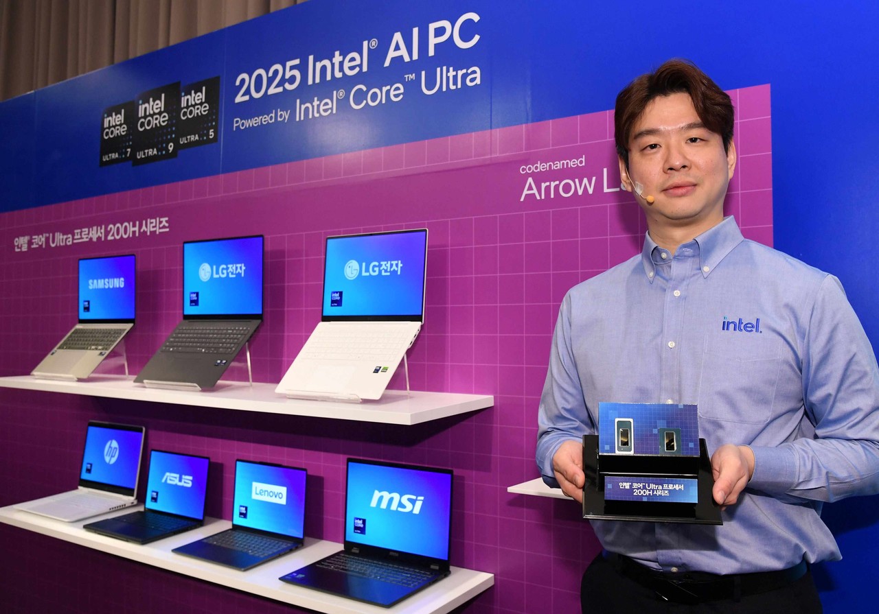 인텔코리아 박승재 상무가 인텔 테크 데이에서 인텔 코어 울트라 200H 및 HX 시리즈 프로세서를 소개하고 있다.