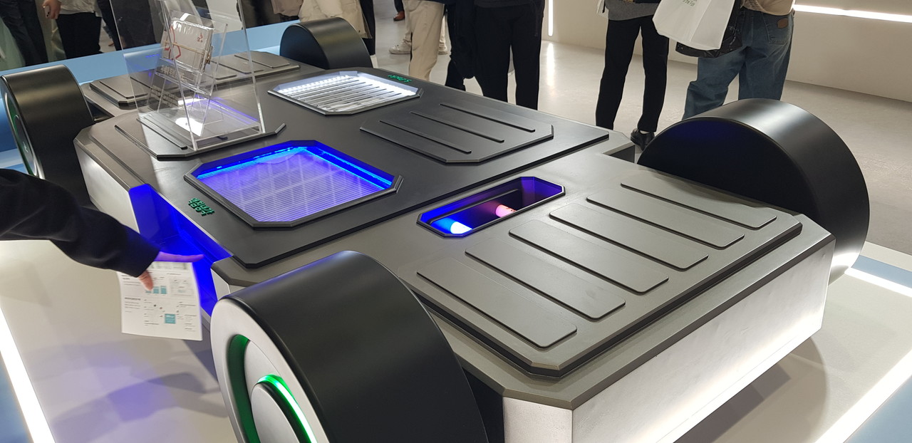 액침냉각, 차세대 무선 BMS, S팩 플러스 등 세 가지 안전기술이 적용된 SK온의 전기차 하부 모습.