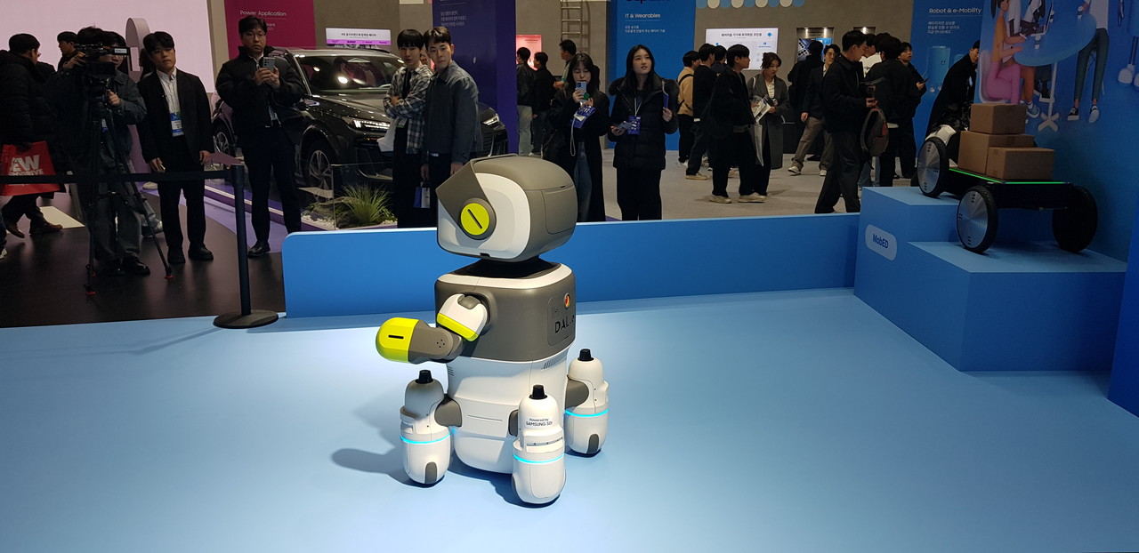 불규칙한 노면이나 장애물이 있는 곳에서도 주행이 가능한 모베드 로봇.