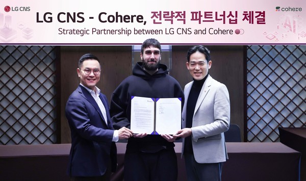 (왼쪽부터) LG CNS 엔트루 컨설팅장 민세훈 전무, 코히어 에이단 고메즈 CEO, LG CNS 진요한 AI센터장 상무