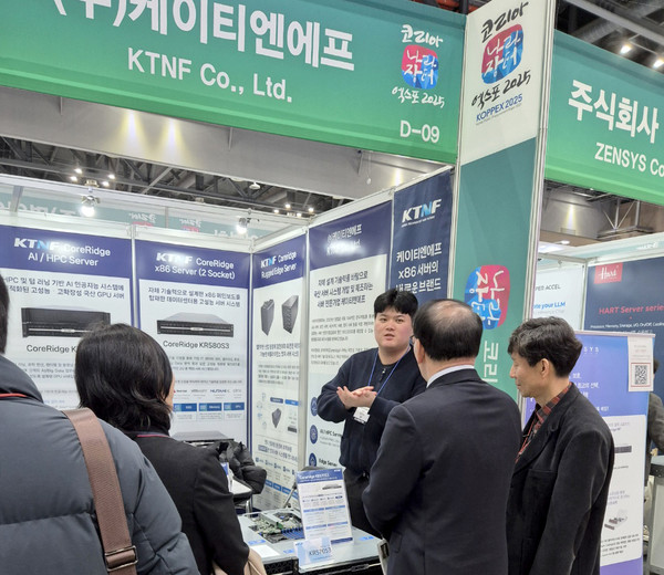 KTNF 전시부스를 방문한 관람객들이 코어리지 서버 제품을 둘러보고 있다.