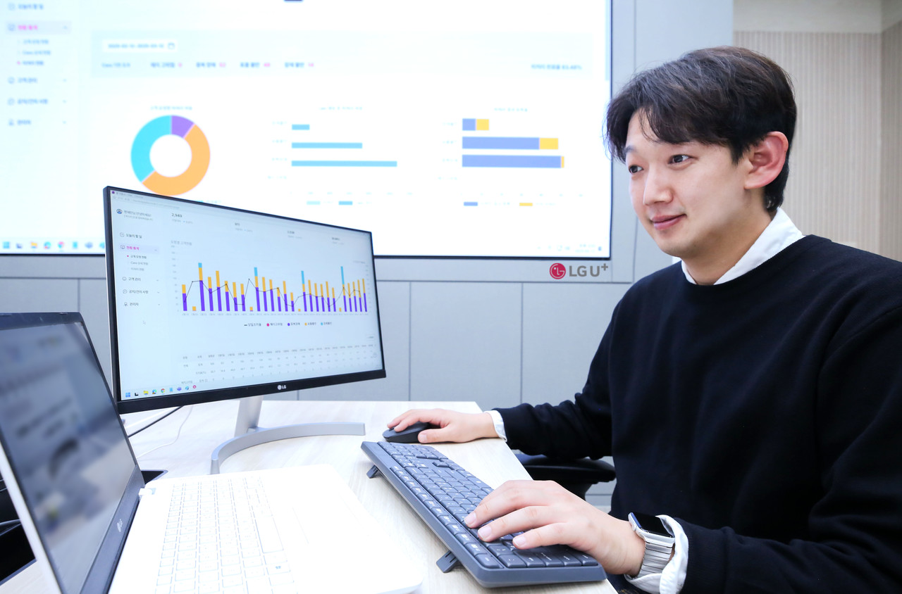 LG유플러스 직원이 AI 기반 CRM을 활용하는 모습 (출처=LG유플러스)