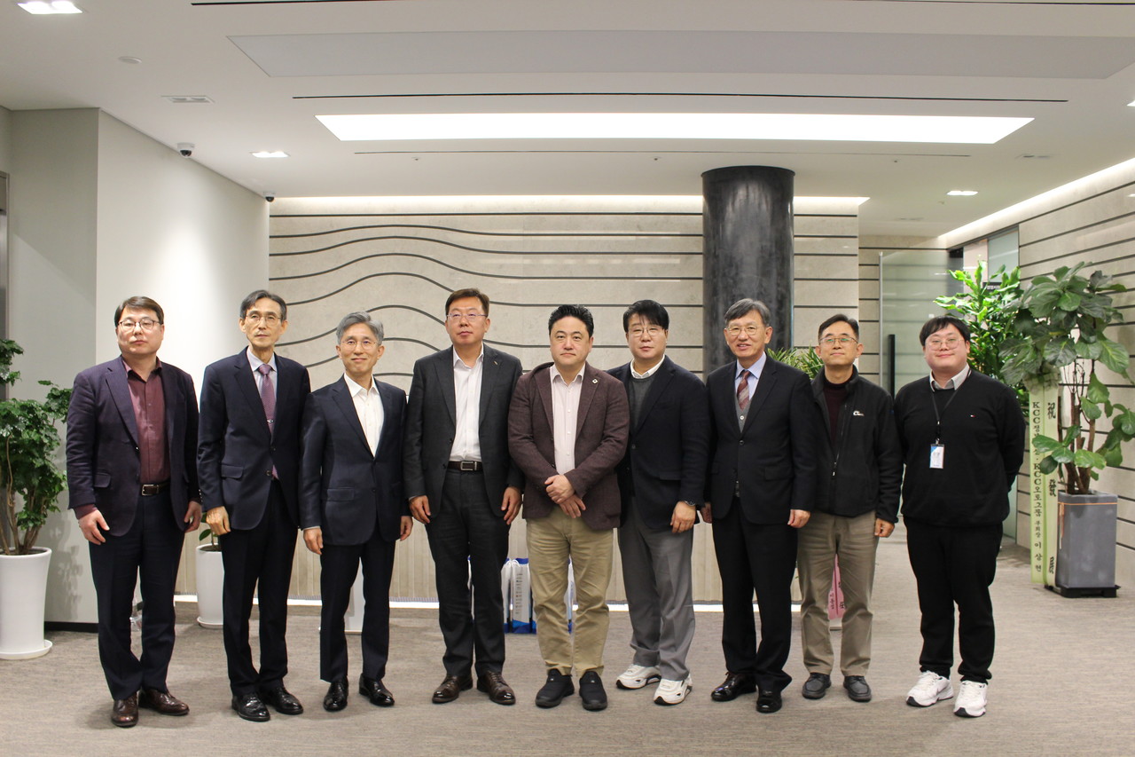 (왼쪽 두 번째부터) 재단 이사 한스드림컨설팅 한정섭 대표, 김앤장 법률사무소 정진영 변호사, 전자신문 강병준 대표, 미래와소프트웨어 이상훈 이사장, 숭실대 컴퓨터공학부 신용태 교수, 재단 감사 세무법인 티엔비 황윤순 대표 세무사. (사진=재단법인 미래와소프트웨어)