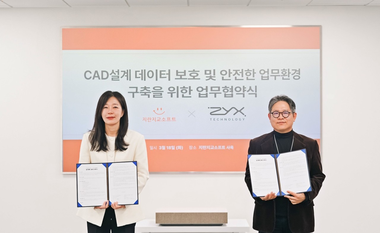 지란지교소프트 박승애 대표(왼쪽)와 직스테크놀로지 엄신조 대표가 CAD설계 데이터 보호 및 안전한 업무환경 구축을 위한 업무협약 체결 후 기념촬영을 하고 있다. (사진=지란지교소프트)