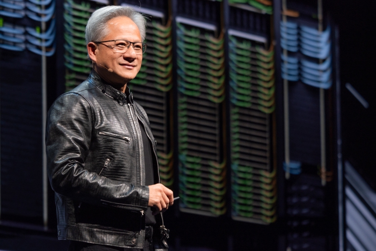 젠슨 황 엔비디아 CEO가 연례 GTC 컨퍼런스에서 새로운 AI 칩을 발표하고 있다. 사진=엔비디아