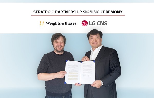 W&B 루카스 비왈드(Lukas Biewald) CEO(왼쪽), LG CNS 박상엽 CTO(상무)