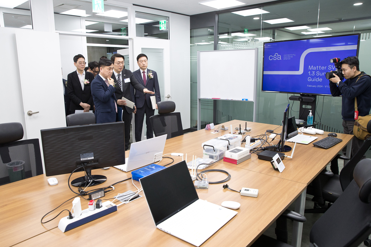 과학기술정보통신부 강도현 제2차관(왼쪽에서 두 번째)이 지난해 3월 26일 성남시 수정구 기업지원허브에 문을 연 TTA 매터 국제공인시험인증소를 살펴보고 있다. (사진=과학기술정보통신부)
