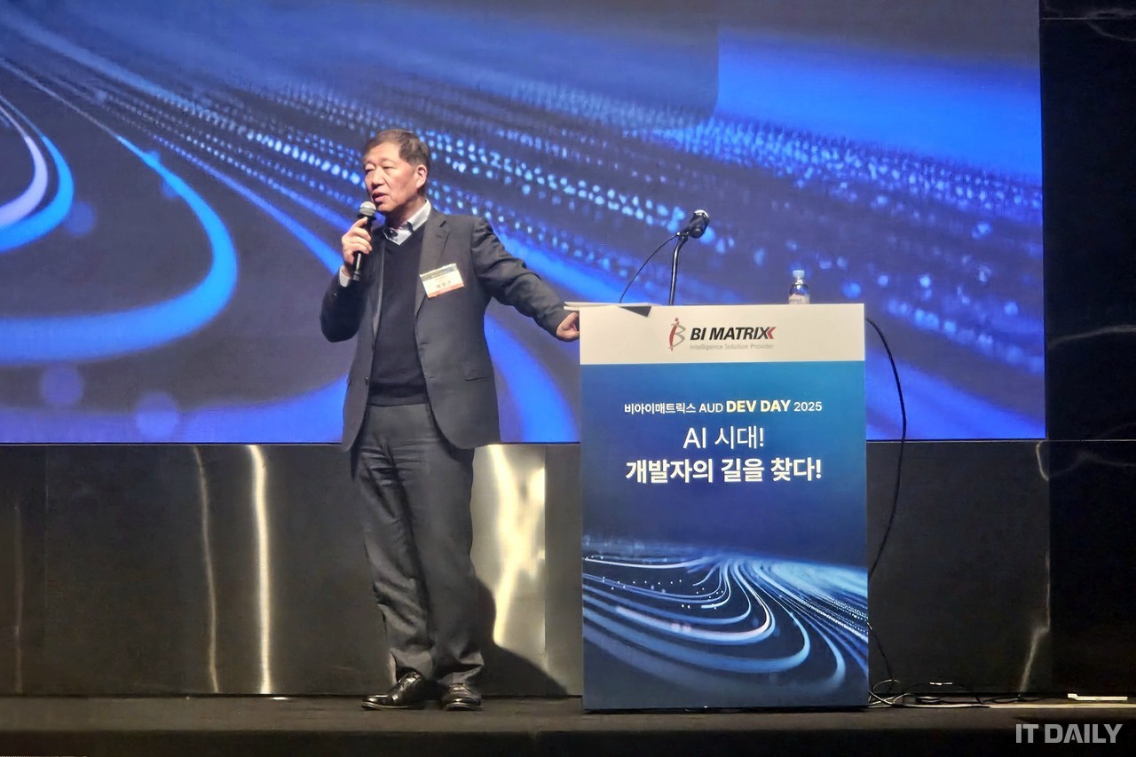 비아이매트릭스 배영근 대표가 25일 서울 서초구 양재동 엘타워에서 열린 ‘AUD 데브 데이 2025’에서 개발방법론 개선 방안과 자사 솔루션 역량에 대해 발표하고 있다.