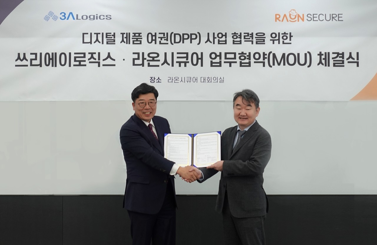 라온시큐어 이순형 대표(오른쪽)와 쓰리에이로직스 박광범 대표가 업무협약 체결 후 기념사진을 촬영하고 있다. (사진=라온시큐어)